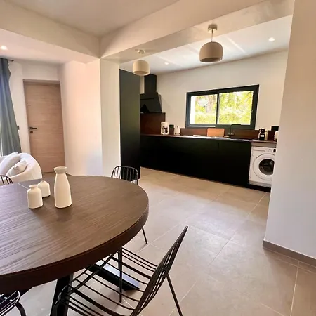 Hébergement de vacances Maison Di Fiori, Location Neuve Avec Piscine *
