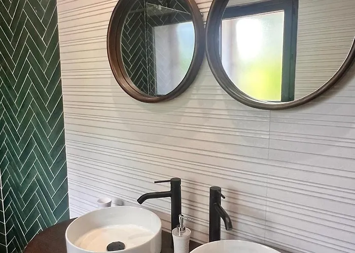 Maison Di Fiori, Location Neuve Avec Piscine