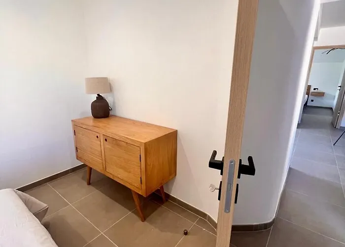 Maison Di Fiori, Location Neuve Avec Piscine