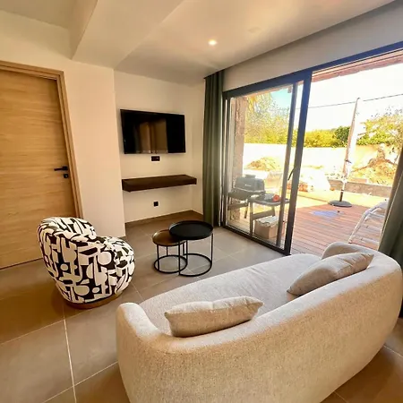 Maison Di Fiori, Location Neuve Avec Piscine