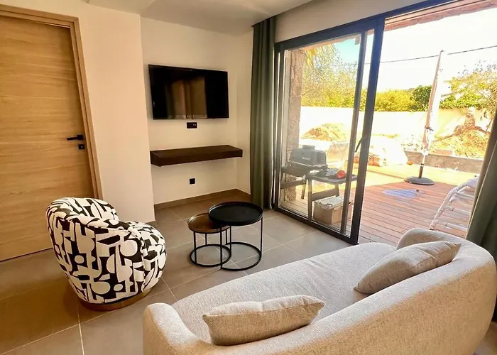 Maison Di Fiori, Location Neuve Avec Piscine